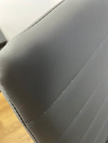 4 sillas de comedor de piel sintética Laura acolchadas con espuma y estructura cromada/detalle de puntadas.
